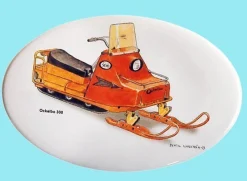 Tradera Flasköppnare med magnet.Motiv Ockelbo 300^ Snöskotrar