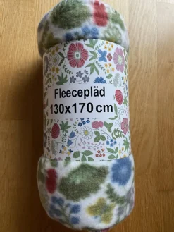Tradera FLEECEPLÄD med BLOMMOTIV i storleken 130 CM X 170 CM - HELT NY och OANVÄND!^ Hemtextil