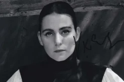 Tradera FLICKAN MED NÅLEN! VIC CARMEN SONNES AUTOGRAF PÅ FOTO! ALEX I HELIKOPTERRÅNET!^ Autografer