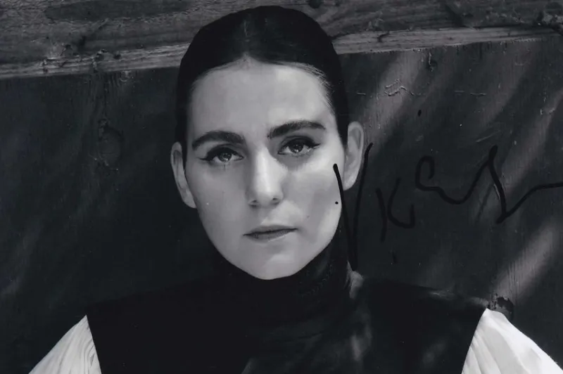 Tradera FLICKAN MED NÅLEN! VIC CARMEN SONNES AUTOGRAF PÅ FOTO! ALEX I HELIKOPTERRÅNET!^ Autografer