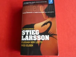 Tradera FLICKAN SOM LEKTE MED ELDEN, S.LARSSON, 2007, BOK, BÖCKER> Harlequin & Kiosklitteratur