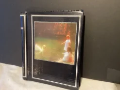 Tradera Fotoalbum, svart med illustrerad pärm (25,5 x 29 x 3 cm)^ Fotoalbum