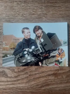 Tradera Fotografi Regissör Åke Sandgren från inspelningen av filmen Stora och Små Män.^ Filmmemorabilia