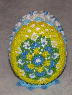 Tradera Färgglatt unikt påskägg handgjort påsk ägg pärlor gul blå vit RETRO fint pynt> Högtider