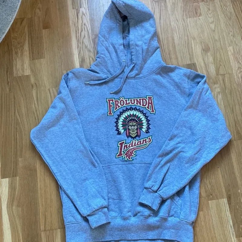 Tradera Hockey & Skridskor<Frölunda Indians grå tröja med huva, storlek M