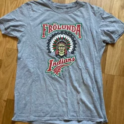 Tradera Hockey & Skridskor<Frölunda Indians grå t-shirt, storlek M