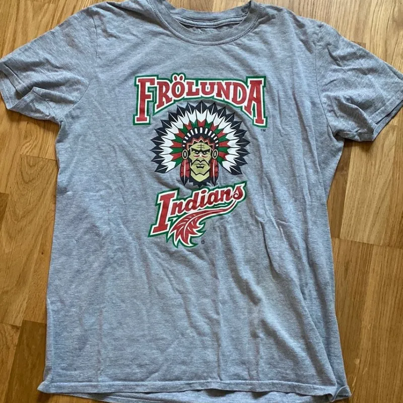 Tradera Hockey & Skridskor<Frölunda Indians grå t-shirt, storlek M