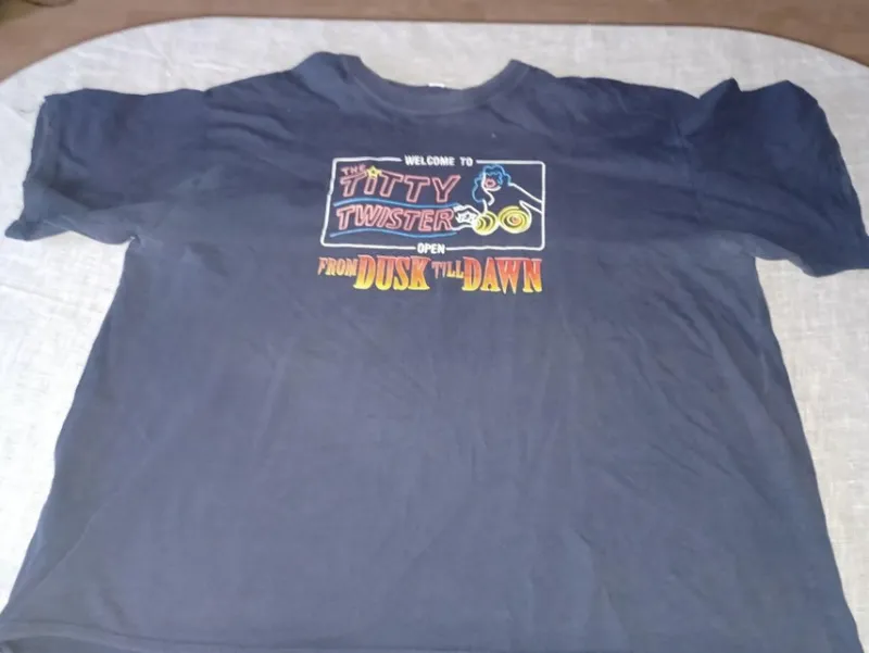 Tradera From Dusk Till Dawn - The Titty Twister t-shirt XXL> Filmmerchandise