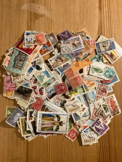 Tradera Fyndlåda med frimärken från hela världen exkl. Europa stämplade!^ Flera Länder