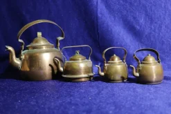 Tradera Fyra antika kopparkannor 12+ 8+ 5,5cm diam små kannor> Kopparföremål