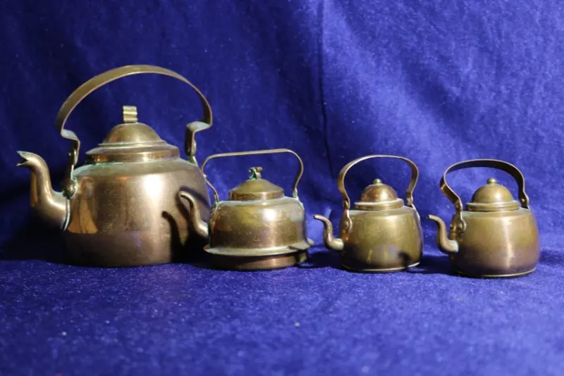 Tradera Fyra antika kopparkannor 12+ 8+ 5,5cm diam små kannor> Kopparföremål