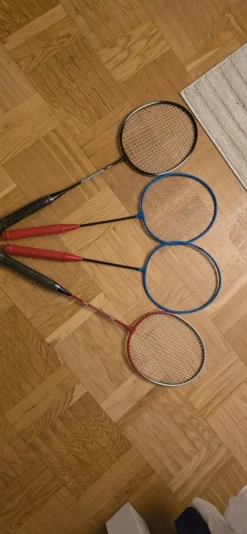 Tradera Badminton<Fyra badmintonracketar med plast på handtagen