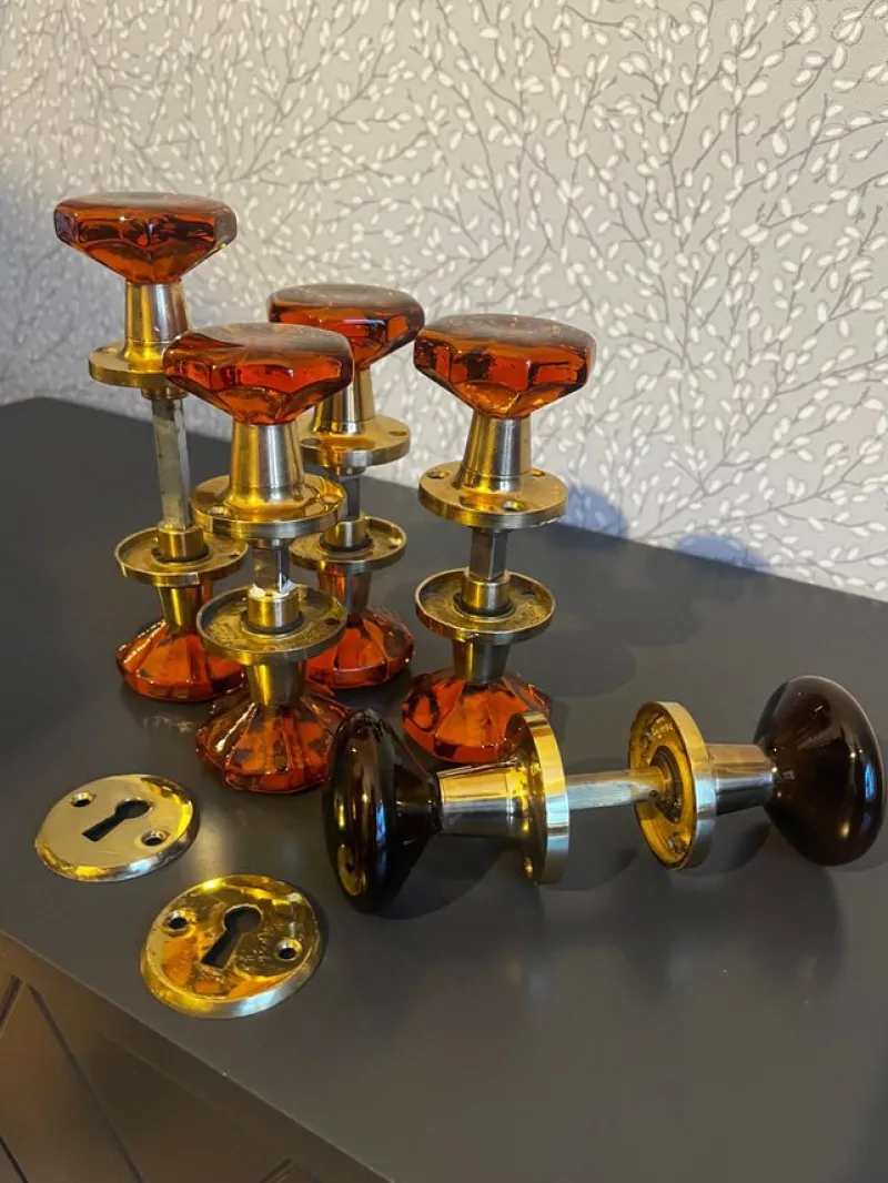 Tradera Fyra +En Dubbla dörrvreden med glasknoppar Bärnstensfärgade mässing Retro 60-tal> Beslag & Reservdelar