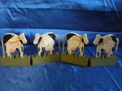 Tradera Fyra fina kor på rad. Prydnad i trä. Ko> Bruks- & Prydnadsföremål