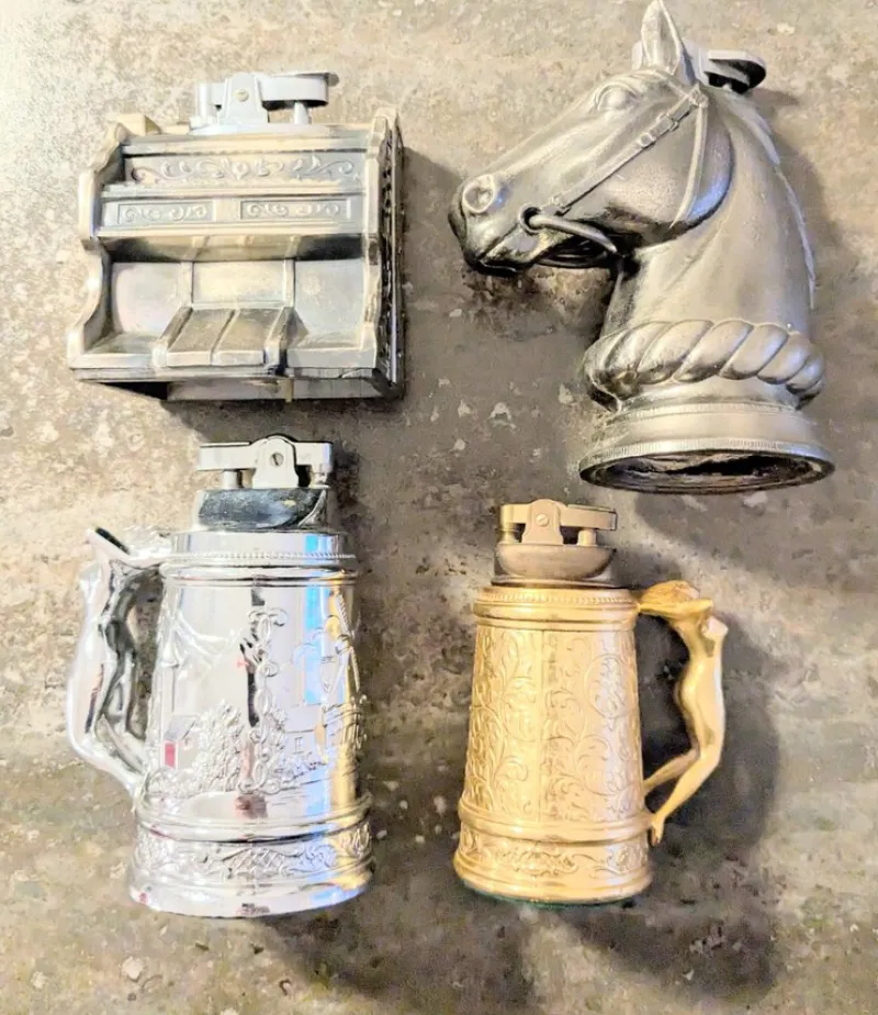 Tradera Tobakiana<Fyra vintage cigarettändare: Pianoformat, häst, och två ölmugg-modeller