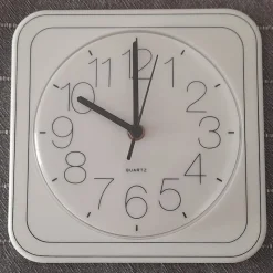 Tradera Fyrkantig väggklocka i plast – 21 cm^ Klockor Till Hemmet
