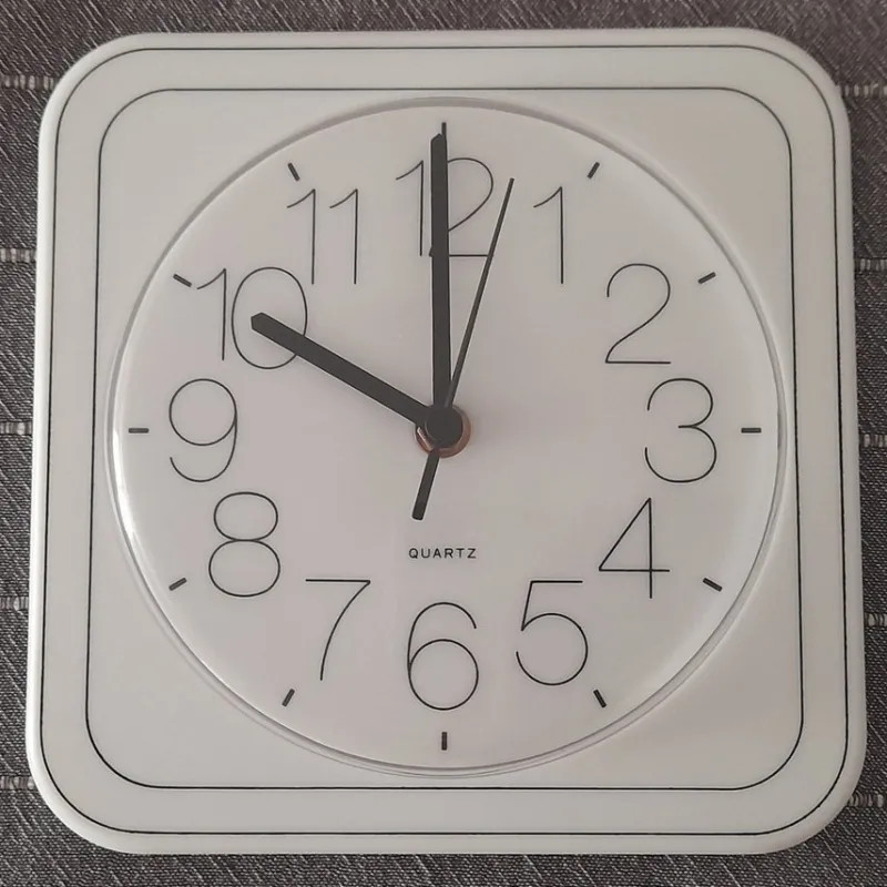 Tradera Fyrkantig väggklocka i plast – 21 cm^ Klockor Till Hemmet