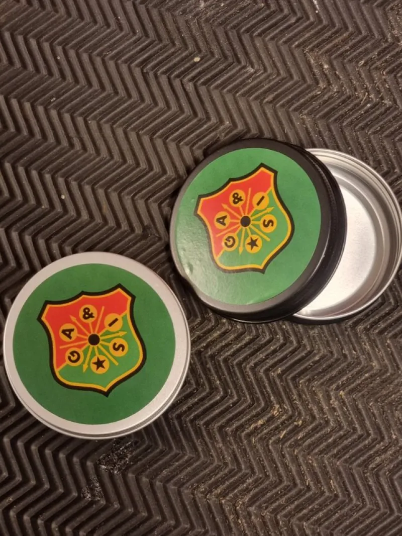 Tradera Tobakiana<Gais snusdosa i metall 1st