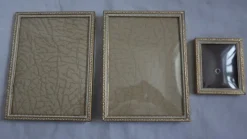 Tradera Gamla fotoramar guld o vitt med vackert mönster ram metall lätt kupat glas Jyden> Ramar