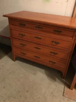 Tradera Gammal byrå med fyra lådor^ Möbler