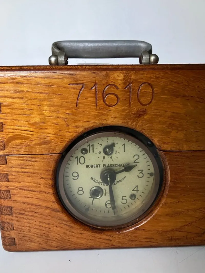 Tradera Gammal duvklocka för tidtagning av brevduvor> Antikviteter