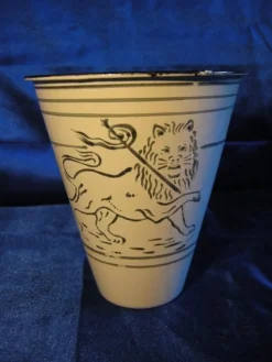 Tradera Gammal emaljerad kruka, mugg med lejon på^ Inredningsdetaljer