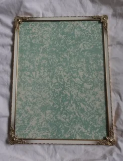 Tradera Gammal fotoram i guld o vit med vackert mönster ram metall lätt buktat glas^ Ramar