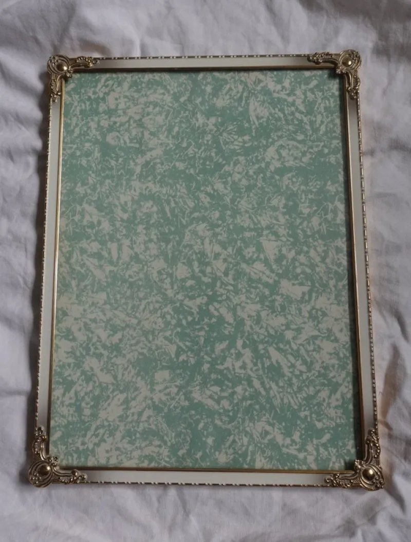 Tradera Gammal fotoram i guld o vit med vackert mönster ram metall lätt buktat glas^ Ramar