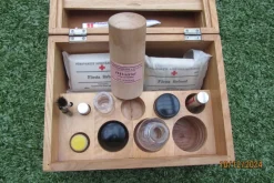 Tradera Medicinska Prylar<Gammal Första Hjälpen-låda, förbandslåda sjukvårdslåda modell 40-50 tal NOS