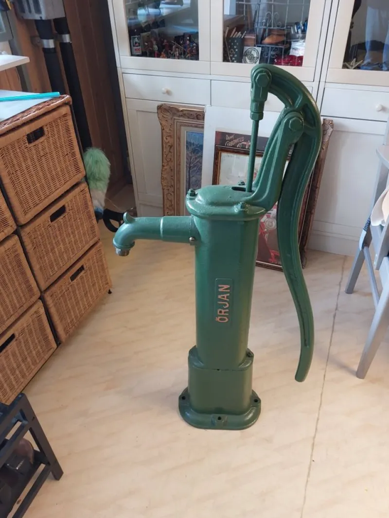 Tradera Trädgårdsdekorationer<Gammal grön vattenpump ÖRJAN