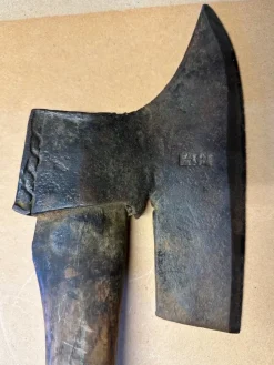 Tradera Gammal handsmidd timmerbila med träskaft!> Allmoge