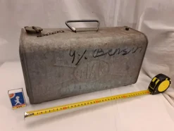 Tradera Gammal kult bensindunk på 10 liter.^ Bensinia