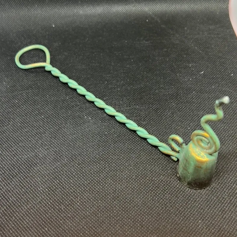 Tradera Gammal Ljussläckare i målad mässing eller brons?> Antikviteter