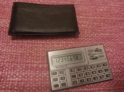 Tradera Mobilia<Gammal miniräknare, Volvo Forslunds jubileum 1944-1984. Okej skick