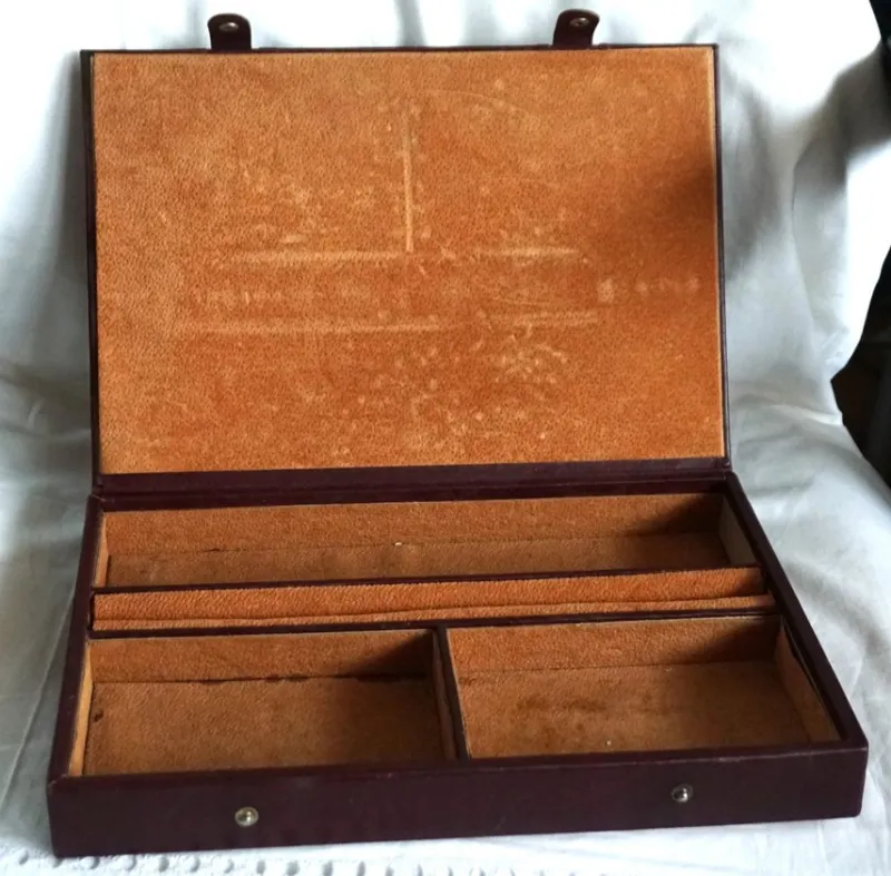 Tradera Smyckestillbehör<Gammal praktisk smycke låda.