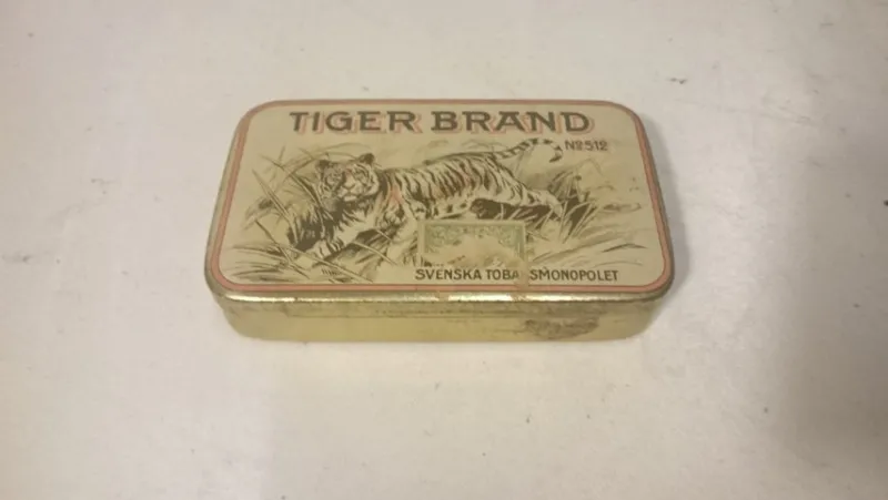 Tradera Tobakiana<Gammal tobaksförpackning TIGER BRAND No 512 plåt