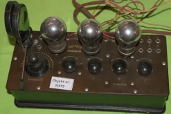 Tradera Technica & Nautica<Gammal trerörs radio (21975)