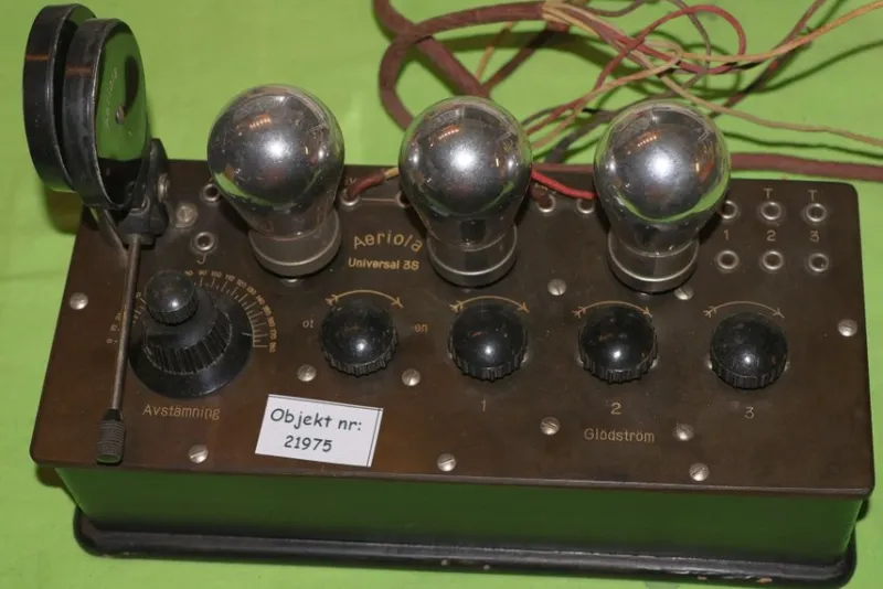 Tradera Technica & Nautica<Gammal trerörs radio (21975)