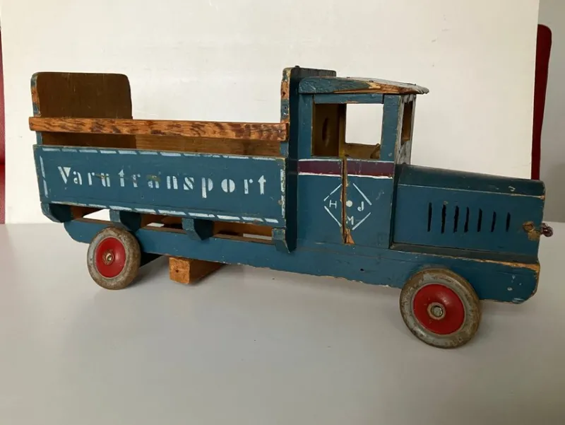 Tradera Övriga Samlarleksaker<Gammal trälastbil med flak varutransport