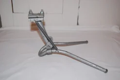 Tradera Cykel<GAMMALT CYKELSTÖD , CENTRALSTÖD MEELO TILL VETERANCYKEL