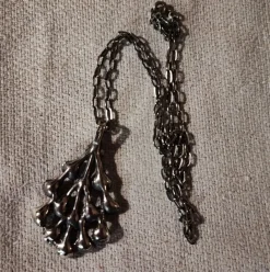 Tradera Gammalt silverhalsband, kedjan 54 cm. Väger tillsammans 16 gram> Silver