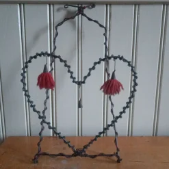 Tradera Gammalt vägghängt tidningsställ hylla luffarslöjd trådslöjd> Antikviteter