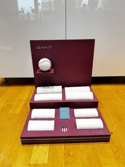 Tradera GANT Displayställ med Baseboll^ Övrigt Klockrelaterat