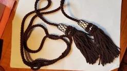 Tradera Gardinomtag med två tofsar, brunt. i konstfibrer, 85 cm långt.^ Hemtextil