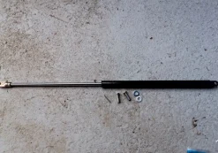 Tradera Gasfjäder Frontmask Scania322929 Längd 61 cm Passar Bla 142 Mfl enl Bild 2^ Lastbilar & Bussar