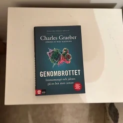 Tradera Genombrottet: Immunoterapi och jakten på en bot mot cancer - Charles Graeber> Medicin & Psykologi