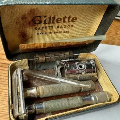 Tradera Rakning<Gillette ”saftey razor” rakhyvel, äldre i låda.