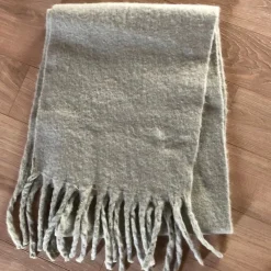 Tradera Ginatricot Grå Halsduk> Sjalar & Halsdukar