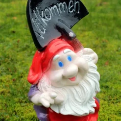 Tradera Trädgårdsdekorationer<Gipsfigur av en Tomte ”Välkommen” (röd)