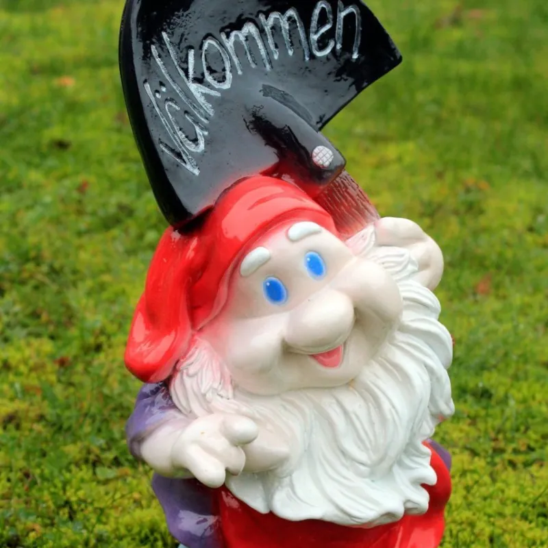 Tradera Trädgårdsdekorationer<Gipsfigur av en Tomte ”Välkommen” (röd)